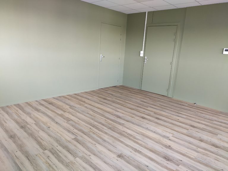 Bureau 320 light1 768x576